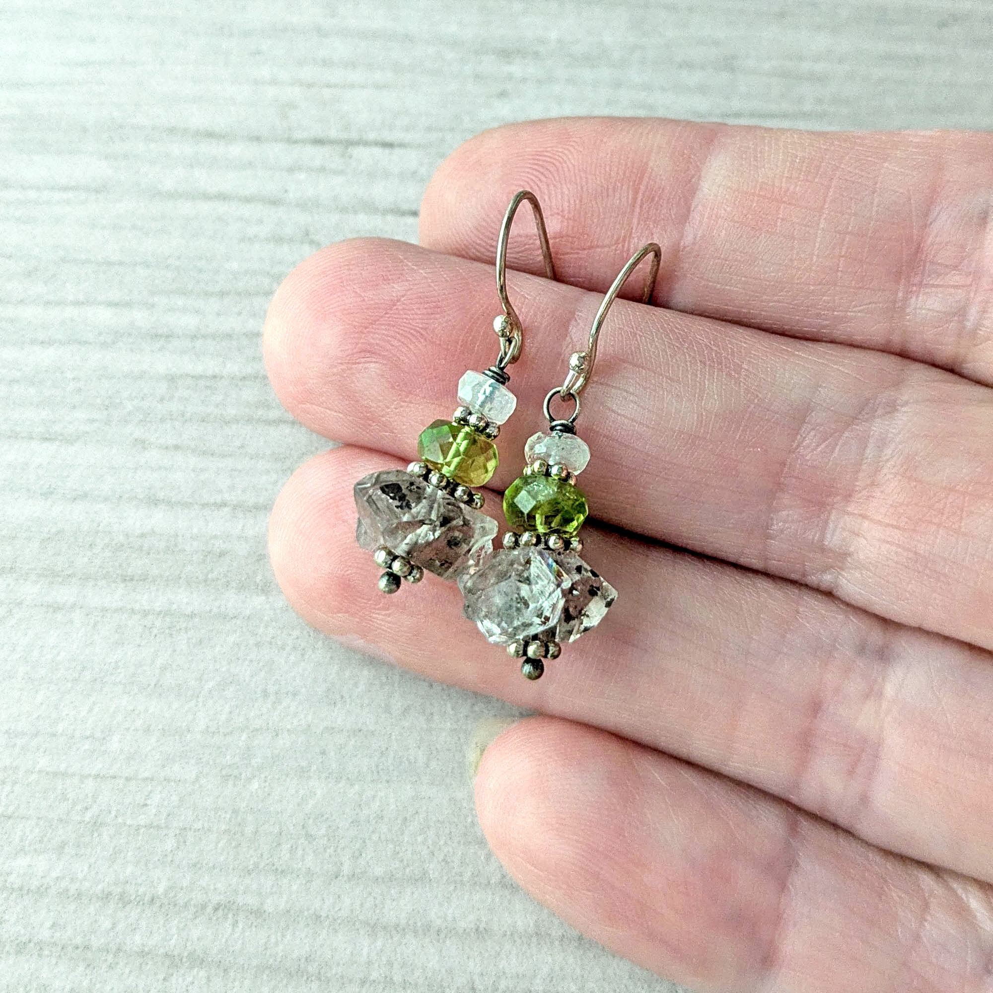 Boucles D'oreilles Dormeuses Créoles En Plaqué Or - Pierres Péridot Et Diamant Herkimer - Neuf