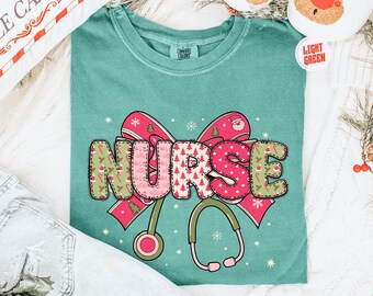 Camiseta navideña de enfermera Comfort Colors®, camiseta navideña de enfermera titulada, regalo divertido para enfermeras estudiantes, camiseta con estetoscopio para enfermeras escolares