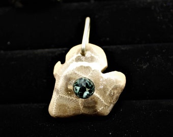 Forma de Michigan tallada a mano, de piedra del estado de Michigan, Petoskey, gema del estado de Michigan, clorastrolita en el medio