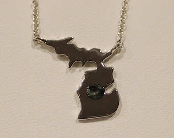 Collar de plata de ley con forma de Michigan en la parte superior e inferior, piedra verde de Michigan pulida, clorastrolita