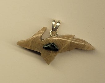 Forma de Upper Michigan tallada a mano, de piedra del estado de Michigan, petoskey, gema del estado de Michigan, clorastrolita en el medio