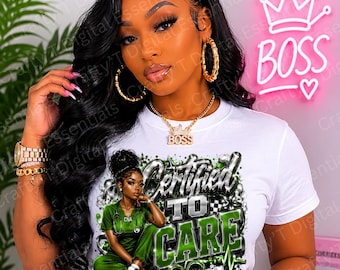 Puede incluir: Una camiseta blanca con un estampado gráfico de una persona con uniforme médico verde y estetoscopio, el texto "CERTIFIED TO CARE" y una insignia "CNA". El diseño incluye detalles en verde y una línea de EKG en forma de corazón.