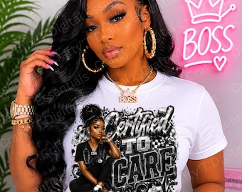 Puede incluir: Una camiseta blanca con un estampado gráfico de una persona con uniforme médico negro y estetoscopio, el texto "CERTIFIED TO CARE", un corazón y una placa de identificación médica. El diseño incluye detalles en color plata metalizado.