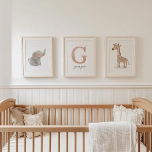 Set di stampe da parete personalizzate con nome Safari per bambini, stampe digitali di animali, elefanti e giraffe, regalo per baby shower in stile Boho Woodland.