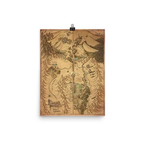 Op de afbeelding: Een vintage-stijl kaart van "De pelgrimstocht: Weg van de verlossing". De kaart toont een kronkelend pad door een landschap met bergen, bossen en steden. De kaart is getekend in bruine en beige tinten op een perkament-achtige achtergrond.