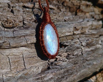 Pendente macramè con pietra di luna varietà belomorite