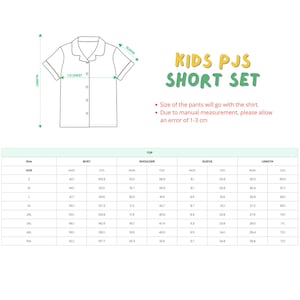 Pu&ograve; includere: Contorno di camicia da pigiama bianca a maniche corte con colletto e bottoni. L'immagine include una tabella delle taglie con misure in pollici e centimetri per busto, spalle, maniche e lunghezza. Testo: "KIDS PJS SHORT SET."