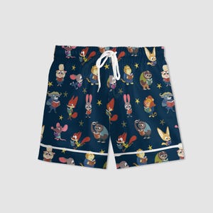 Pu&ograve; includere: Pantaloncini da pigiama blu navy con coulisse e finiture bianche. I pantaloncini presentano un motivo ripetuto di animali dei cartoni animati che leggono libri e stelle gialle. I pantaloncini da pigiama sono realizzati in materiale morbido.