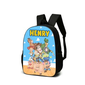 Pode incluir: Mochila preta com um gr&aacute;fico colorido de personagens de Toy Story em um fundo de c&eacute;u azul. O nome "HENRY" &eacute; impresso em amarelo. A mochila tem al&ccedil;as pretas e uma parte traseira preta.