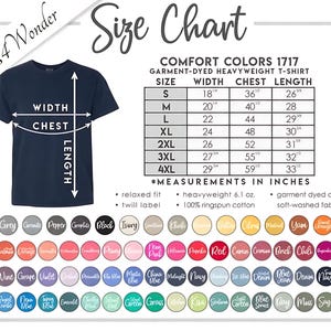 Pu&ograve; includere: Una maglietta Comfort Colors 1717 blu navy con una tabella delle taglie. La tabella mostra le misure in pollici, con equivalenti in cm, per larghezza, petto e lunghezza, dalla taglia S alla 4XL. &Egrave; presente anche una palette di colori.