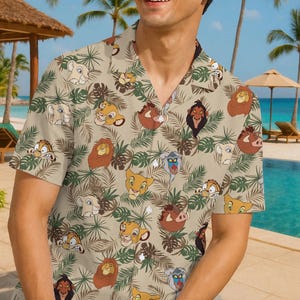 Könnte beinhalten: Beigefarbenes Kurzarmhemd mit einem sich wiederholenden Muster von Charakteren aus Der König der Löwen, darunter Simba, Timon, Pumbaa und Scar, sowie tropischen Blättern. Das Hemd hat einen klassischen Kragen.