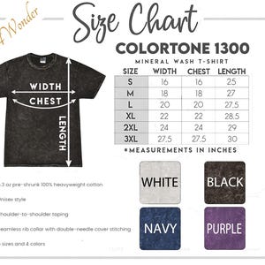 Pu&ograve; includere: Tabella delle taglie per una t-shirt Colortone 1300 mineral wash, con misure in pollici. La tabella mostra le taglie dalla S alla 3XL, con dimensioni di larghezza, petto e lunghezza. Include campioni di colore bianco, nero, blu navy e viola.