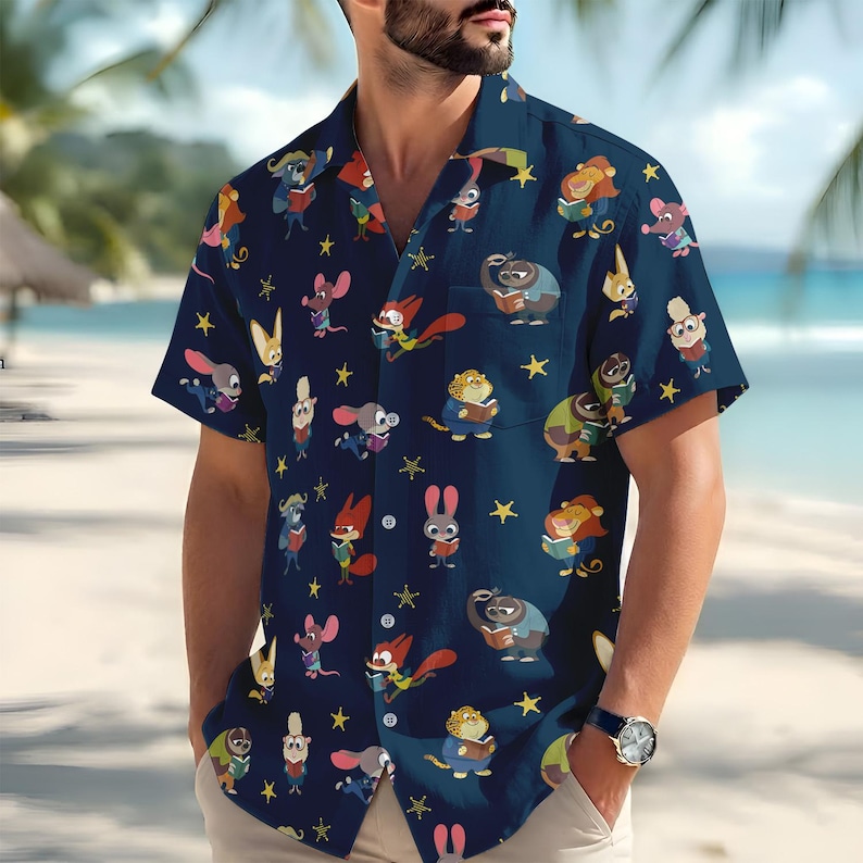Puede incluir: Una camisa de manga corta azul oscuro con botones frontales, que presenta un estampado de varios animales de dibujos animados leyendo libros, intercalados con peque&ntilde;as estrellas amarillas. Incluye un cuello cl&aacute;sico y un bolsillo en el pecho.
