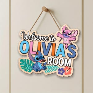 Può includere: Un cartello in legno rustico con la scritta "Welcome to our home" in lettere bianche. Il cartello presenta una finitura invecchiata e un design semplice e invitante, ideale per l'arredamento dell'ingresso.