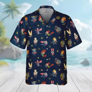 Puede incluir: Una camisa de manga corta azul oscuro con botones y un estampado integral de varios personajes animales de dibujos animados leyendo libros, intercalados con peque&ntilde;as estrellas amarillas. La camisa tiene un cuello cl&aacute;sico y cierre frontal.