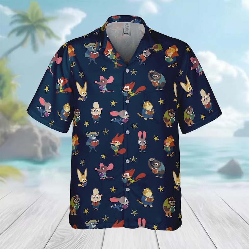 Puede incluir: Una camisa de manga corta azul oscuro con botones y un estampado integral de varios personajes animales de dibujos animados leyendo libros, intercalados con peque&ntilde;as estrellas amarillas. La camisa tiene un cuello cl&aacute;sico y cierre frontal.