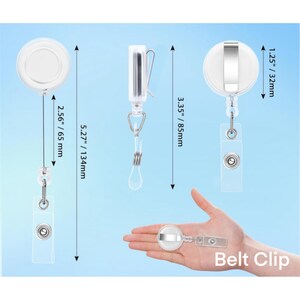 Puede incluir: Portatarjetas retr&aacute;ctil blanco con clip para cintur&oacute;n. El soporte mide 32 mm de ancho y 85 mm de largo. La longitud total del soporte es de 134 mm. El portatarjetas tiene una correa de pl&aacute;stico transparente y un clip met&aacute;lico.