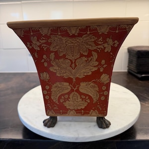 Vintage Chinoiserie Keramik Pflanzgefäß mit Bronze Klauen Füßen, Rot und Gold Cachepot Topf, Grandmillennial Hollywood Regency Flared Square Urne