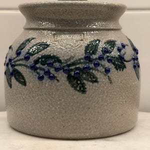 Vintage 2005 Salmon Falls steengoed suikerpot met deksel, 4,5" bosbessenwijnstokpatroon, Dover NH Salt Glaze Jam Jar, Collectible Kitchen Storage