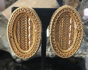 Huge Retro 80s Oval Fashion Earrings, Framed Mixed Chains Design, Gold Plated, Unsigned, Clips, Excellent Condition