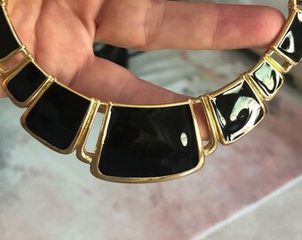 Retro 70s–80s Trifari Enamel Collar Neckace, grande y audaz, chapado en oro trifanium, esmalte negro, cadena elegante, estado impecable