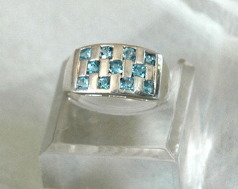 Anillo de topacio azul retro, diseño de cheque, plata de ley, firmado "925 KL", magnífico azul pastel, Sz US 7.75, 3.2 grm tw, como nuevo