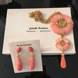 Vintage Hattie Carnegie ketting oorbellen, NYC Couture, Faux gesneden koraal, verguld, Aziatisch-thema ontwerp, originele doos en kaart, zoals nieuw