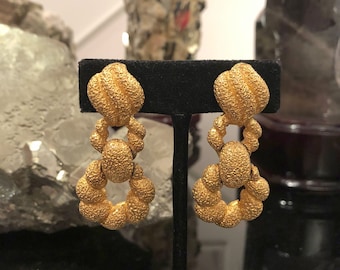 Pendientes tempranos de Kenneth © Lane, Saks Fifth Avenue, Chubby Shrimp Door Knocker Design, Matte Gold Plate, Clips, Excelente Condición