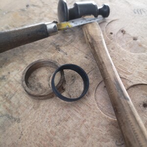 Handgefertigter Holzring aus Kirsche & Karbon, Holzschmuck, Minimalistischer Ring, Geschenk für Sie und Ihn 画像 8
