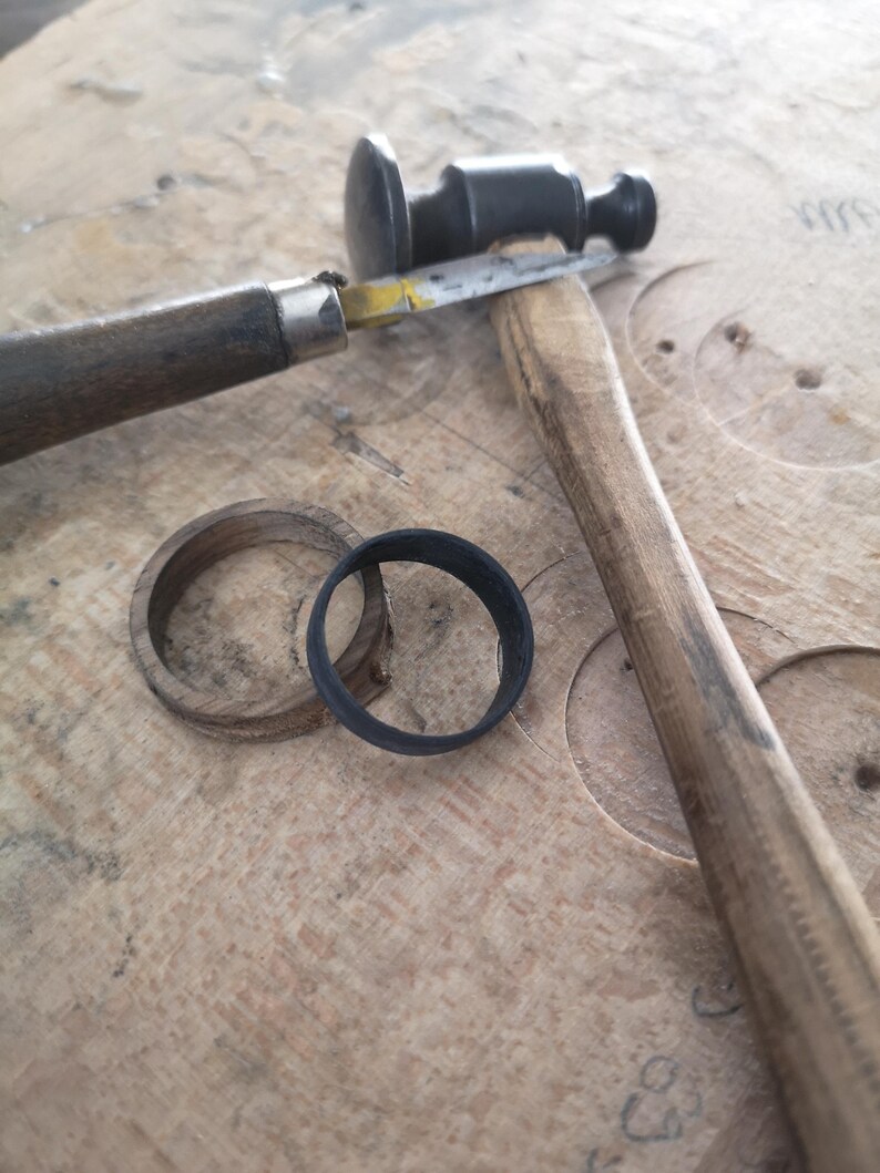Handgefertigter Holzring aus Kirsche & Karbon, Holzschmuck, Minimalistischer Ring, Geschenk für Sie und Ihn 画像 8