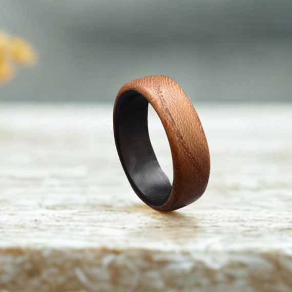Handgefertigter Holzring aus Ulme & Carbon,  Holzschmuck, Minimalistischer Ring, Geschenk für Sie und Ihn