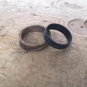 Handgefertigter Holzring aus Kirsche & Karbon, Holzschmuck, Minimalistischer Ring, Geschenk für Sie und Ihn 画像 6