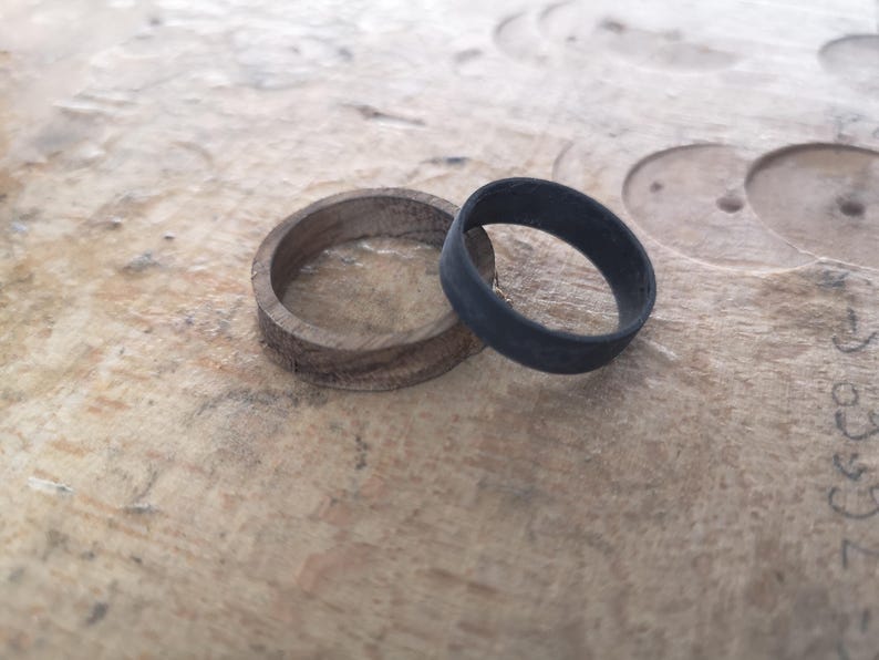 Handgefertigter Holzring aus Kirsche & Karbon, Holzschmuck, Minimalistischer Ring, Geschenk für Sie und Ihn 画像 6