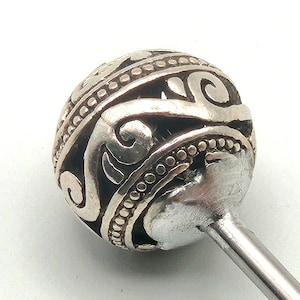 Horquilla de acero inoxidable con forma de esfera del cielo olvidado, horquilla de metal con filigrana plateada grabada, soporte para moño de longitud personalizada y seguro todo el día.