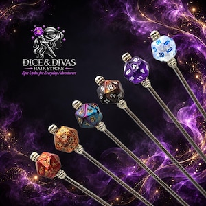 Könnte beinhalten: Ein Set aus sechs Haarnadeln, die jeweils mit einem facettierten 20-seitigen Würfel in verschiedenen Farben wie Rot, Orange, Blau, Braun, Violett und Transparent mit blauen Zahlen verziert sind. Die Metallstäbe haben silberfarbene Akzente.