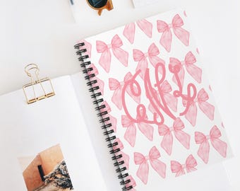 Gepersonaliseerde notitieboekje met roze strik: gepersonaliseerd eerste dagboek