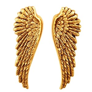 Pode incluir: Um par de brincos de asa de anjo em tom dourado. As asas s&atilde;o detalhadas com um design de pena texturizado.