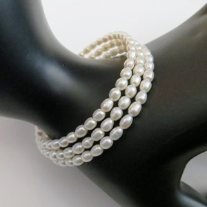 Pearl Bracelet - Freshwater Pearl Bracelet On Memory Wire - Adjustable Pearl Bracelet - Creamy Off White Bracelet -  Bridal Wedding Bracelet