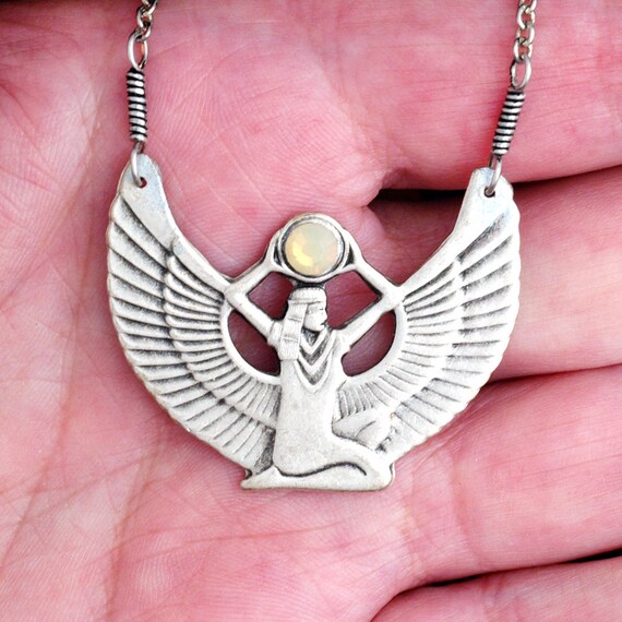 Collier Pendentif Isis Déesse Ailée égyptienne - Argent Plaqué 18 - 46cm - Neuf