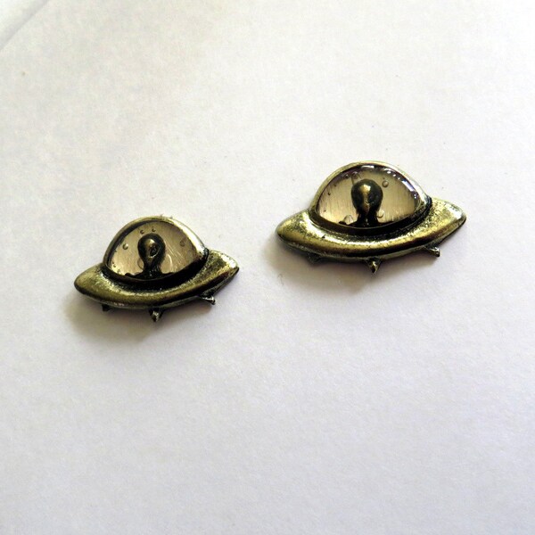 UFO SciFi Cufflinks - Sci Fi Aliens In Spaceship Cuff Links Pale Gold + Silver - Science Fiction Flying Saucer Cufflink With Alien On Board