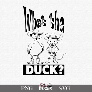 Può includere: Grafica in bianco e nero con un'anatra e un topo, entrambi con cappelli e stivali da cowboy. Il testo "What's the DUCK?" è visualizzato sotto. Design retrò, adatto a vari progetti.
