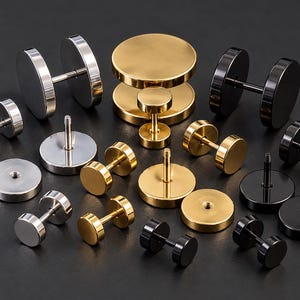 Può includere: Una collezione di orecchini a bilanciere circolari in tonalità argento, oro e nero. Ogni pezzo presenta una faccia rotonda, piatta e liscia con un perno filettato e un retro circolare staccabile abbinato, disposti in varie dimensioni.