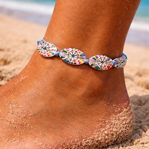 Cavigliera o bracciale con conchiglie di ciprea dipinte / Gioielli estivi boho da spiaggia con conchiglie naturali