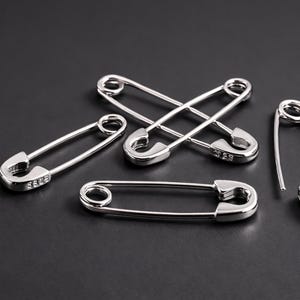 Pendientes de aro estilo punk minimalistas de plata de ley 925 con imperdible: joyería hipoalergénica para el día a día.