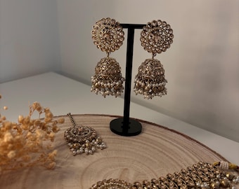 Conjunto de gargantilla Kundan Champagne con perlas, pendientes Jhumka de perlas y tikka • Joyería india