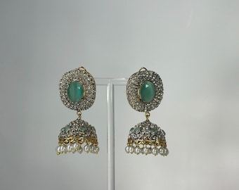Pendientes Jhumka verdes de circonita cúbica de Maldivas / Accesorios de boda indios / Joyas de fiesta / Pendientes étnicos ligeros hechos a mano