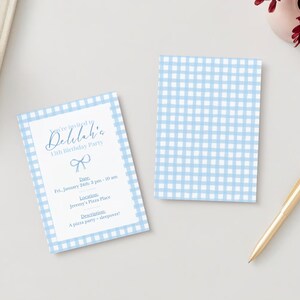 Può includere: Un invito a una festa di compleanno per bambini con un motivo a quadri blu e bianchi. L'invito dice "You're invited to Delilah's 7th Birthday Party". La data, l'ora, il luogo e i dettagli della festa sono elencati sull'invito.