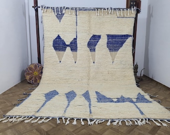 Tapis fait main en laine white et bleu clair : design berbère abstrait