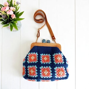 Handmade Crochet Granny Square Bag – Colorful Retro Purse with Wooden Frame and Adjustable Strap