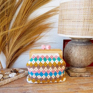 Crochet Vintage Kiss Lock Clutch with Wooden Handle, Crochet Crossbody Pouch, Retro Handbag, Crochet Clasp Purse
